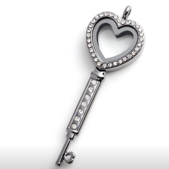Rhinestone Magnetic Heart Locket Key Shape Pendant - Picture 1 of 4